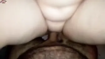 دلوعه بلدي خدت الزب بين بزازها ونزلت عليه بطيزها الفاجره