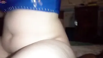دلوعه بلدي خدت الزب بين بزازها ونزلت عليه بطيزها الفاجره