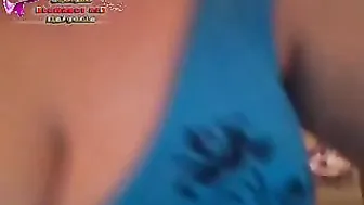 بزازها كبيره ومدوره بتعرضهم لعشيقها وتنيك في كسها