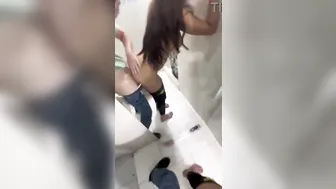 لبوه مزنوقه في حمام الكافيه وتتناك خلفي وهي بتصور نفسها