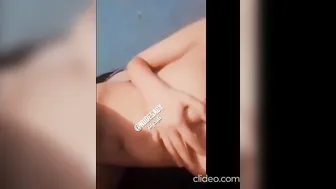 هاجت ونازله في كسها فرك وتعرض جسمها وبزازها