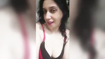 متناكة بتتصور لعشيقها وتعرض جسمها الجامدة وبزازها
