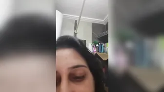 متناكة بتتصور لعشيقها وتعرض جسمها الجامدة وبزازها