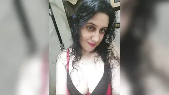 متناكة بتتصور لعشيقها وتعرض جسمها الجامدة وبزازها