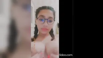 ممحونة صاحبها بيسرب نودزاتها وهي بتلعب في بزازها
