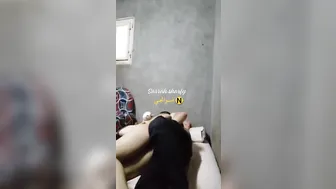بت مصريه جامده نازله مص في الزب وتبلعه في كسها كامل