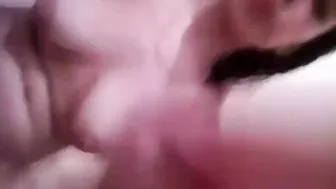 المتناكه بتتصور على سرير عشيقها وفاشخه كسها وبزازها لعب