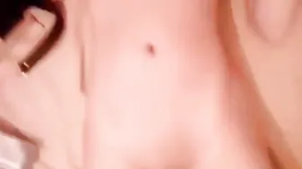 المتناكه بتتصور على سرير عشيقها وفاشخه كسها وبزازها لعب