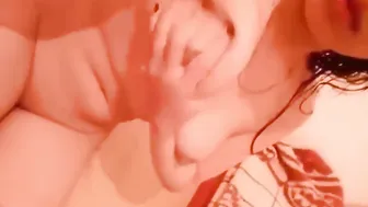 المتناكه بتتصور على سرير عشيقها وفاشخه كسها وبزازها لعب