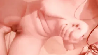 المتناكه بتتصور على سرير عشيقها وفاشخه كسها وبزازها لعب