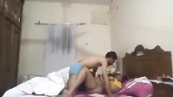 عنتيل واخد مصرية على السرير ومقطع كسها وطيزها