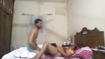عنتيل واخد مصرية على السرير ومقطع كسها وطيزها