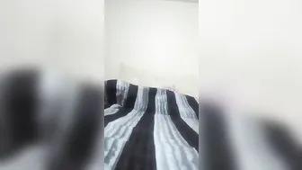 بت مصريه مشغله اغاني وهي بتعرض لحبيبها على السرير