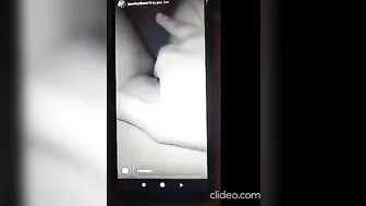 بنوتة حبيبها بيفضحها وهي قلعاله وبتعرض بزازها