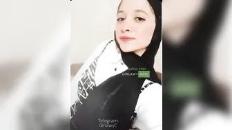 بنوته كيوت قلعت هدومها على سريرها ونازله تصوير بهيجان