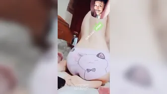 بنوته كيوت قلعت هدومها على سريرها ونازله تصوير بهيجان