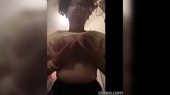 بنوته ملبن قاعده من غير هدوم وفاشخه كسها فرك وبعبصه