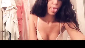 بت لبوه رجعت من المدرسه هيجانه ونزل في بززاها تقفيش
