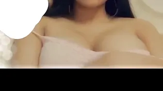 ملفايه بزازها نار بتعرض لحبيبها على السرير وتلعب في كسها