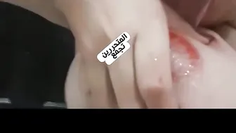 بنت بزازها قشطه نازله فيهم مص وتقفيش وبزازها تتاكل