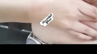 بنت بزازها قشطه نازله فيهم مص وتقفيش وبزازها تتاكل