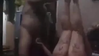 قحبة مصرية جوزها الديوث بينيكها وتقوله افشخ طيزي جامد