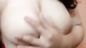 ممحونة مصرية بتمسك في بزازها الكبيرة وتدعك كسها