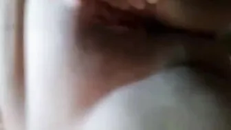 ممحونة مصرية بتمسك في بزازها الكبيرة وتدعك كسها