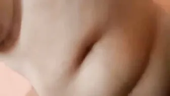 ممحونة مصرية بتمسك في بزازها الكبيرة وتدعك كسها