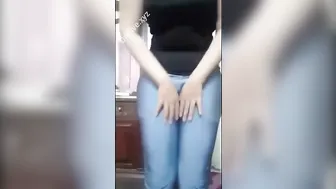 البت بتدخل اوضة نومها وتقلع هدومها كلها لعشيقها