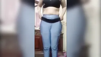 البت بتدخل اوضة نومها وتقلع هدومها كلها لعشيقها