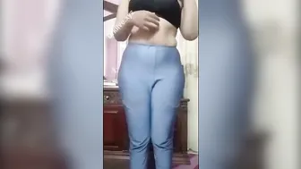 البت بتدخل اوضة نومها وتقلع هدومها كلها لعشيقها