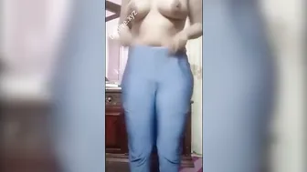 البت بتدخل اوضة نومها وتقلع هدومها كلها لعشيقها