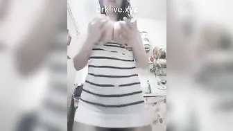 بنت جسمها ابيض وبزازها كبيره قلعت هدومها كامله وتعرض