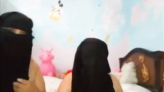 منقبة مصرية جسمها مربرب بتمص الزب وتتناك مع صاحبتها