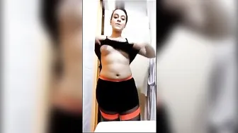 متناكة واقفه في الحمام بتعرض بزازها وتفتح في كسها