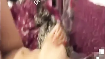 لبوة هاجت ونزلت في كسها فرك وتهيج حبيبها على بزازها