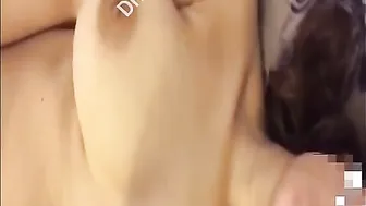لبوة هاجت ونزلت في كسها فرك وتهيج حبيبها على بزازها