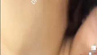 لبوة هاجت ونزلت في كسها فرك وتهيج حبيبها على بزازها
