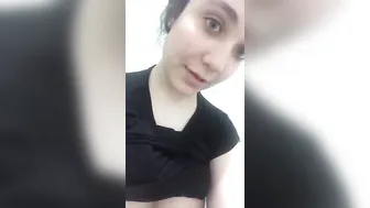 فيديو لشرموطة مصرية هاجت وتعرض كسها وبزازها