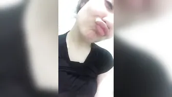 فيديو لشرموطة مصرية هاجت وتعرض كسها وبزازها