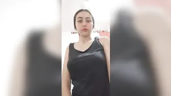 بنوتة مصرية بتقلع الهدوم وبتعرض بزازها الحلوين