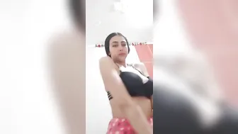 بنوتة مصرية بتقلع الهدوم وبتعرض بزازها الحلوين