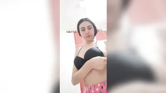 بنوتة مصرية بتقلع الهدوم وبتعرض بزازها الحلوين