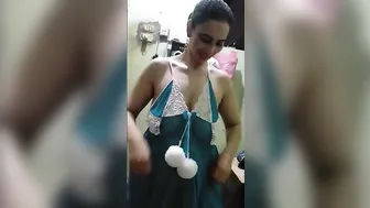 مصرية بجسم صاروخ جوزها الديوث بيصورها بدون هدوم