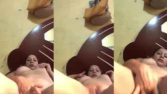 مصرية بتنام وتقفش البزاز وتفرك كسها المولع