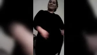 ملفايه عربيه بتعرض بزازها لعشيقها وتعطيه بوسه