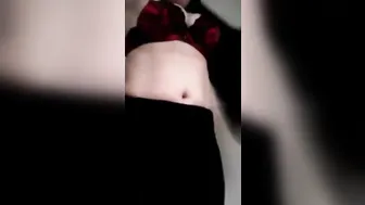 ملفايه عربيه بتعرض بزازها لعشيقها وتعطيه بوسه