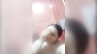 مصرية هيجانة بتعرض بزازها الكبيرة وتفتح كسها