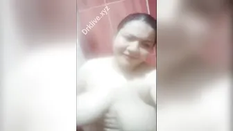 مصرية هيجانة بتعرض بزازها الكبيرة وتفتح كسها